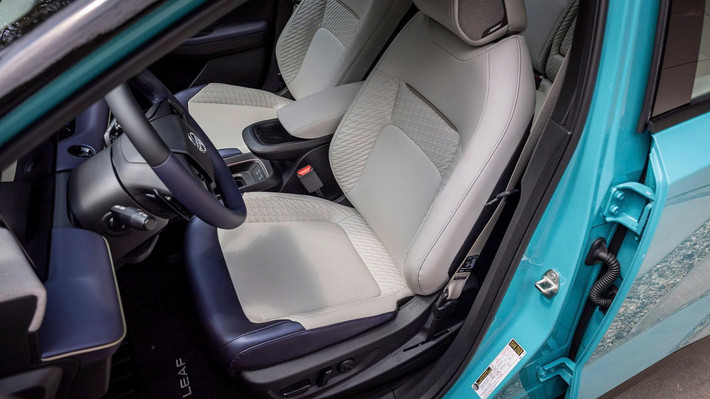 Nissan cũng phân cấp rõ ràng các phiên bản. Bản S cơ bản hướng đến người dùng cần một mẫu xe tiết kiệm. Bản SV hoặc S+ là lựa chọn cân bằng giữa sức mạnh và tiện nghi, trong khi bản Platinum Plus là nơi Nissan “dốc hầu bao” với tất cả những gì hiện đại nhất, từ kính trời đổi màu, mâm lớn, ghế da, loa cao cấp, cho tới nội thất hai tông màu đầy sang trọng.