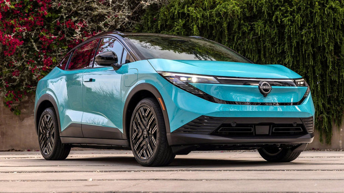 Khoác lên mình dáng hình SUV năng động, Leaf thế hệ mới giờ đây sở hữu thiết kế lai coupe thể thao với đường nét gãy gọn, cụm đèn LED thanh mảnh, tay nắm cửa ẩn vào thân xe, kính trời toàn cảnh có thể điều chỉnh độ sáng và bộ mâm lên tới 19 inch ở bản cao cấp nhất.