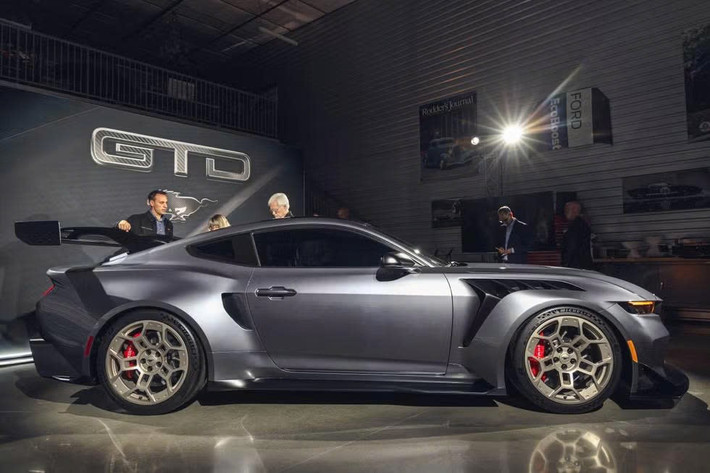 Tại một số thị trường, giá sau thuế và tùy chọn có thể vượt ngưỡng 500.000 USD tương đương với 13 tỷ đồng tiền Việt, biến GTD thành một trong những mẫu Mustang đắt giá và hiệu năng cao nhất từng được sản xuất.