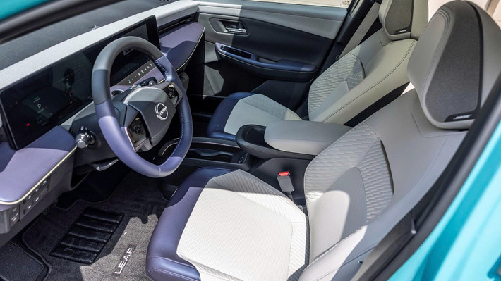 Điều khiến Leaf 2026 thực sự đáng gờm chính là khả năng sạc. Đây là mẫu Nissan đầu tiên hỗ trợ cổng sạc NACS của Tesla ngay từ khi xuất xưởng, đồng thời vẫn duy trì cổng chuẩn J1772 truyền thống. Không cần bộ chuyển đổi, không cần ứng dụng hay thẻ RFID, chỉ cần cắm sạc là xe tự nhận, nhờ tính năng Plug &amp; Charge hiện đại tương tự Tesla.