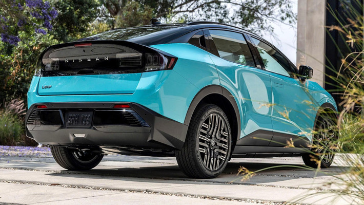 Với Leaf 2026, Nissan không còn chỉ là người chơi bên lề. Họ dấn thân mạnh mẽ với cấu hình pin và động cơ hoàn toàn mới: bản tiêu chuẩn dùng pin 52 kWh với 174 mã lực, trong khi bản cao cấp hơn trang bị pin 75 kWh, công suất đạt 215 mã lực, đủ sức đưa chiếc SUV điện này đi hơn 480 km chỉ với một lần sạc.