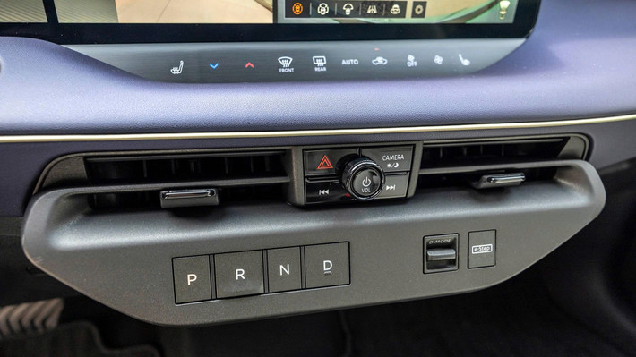 Nissan chưa công bố giá cụ thể, nhưng nhiều nguồn tin dự đoán Leaf 2026 sẽ khởi điểm từ khoảng 35.000 USD tại Mỹ và bắt đầu bán ra vào cuối năm 2025.