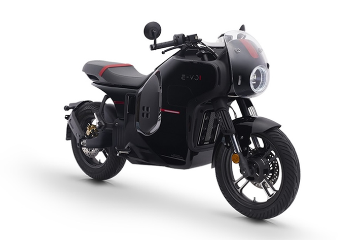 Bản tiêu chuẩn của xe được trang bị hai cụm pin lithium 74V/84Ah, tổng dung lượng 4,1 kWh, cho tầm hoạt động tối đa 120 km sau mỗi lần sạc đầy. Trong khi đó, bản Pro được trang bị ba pin cho tổng dung lượng 6,2 kWh, tăng phạm vi hoạt động lên đến 170 km.