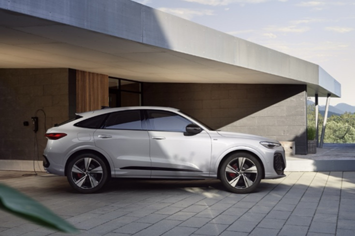 Biến thể này nâng công suất lên 362 mã lực và mô-men xoắn 500 Nm, giúp xe chỉ mất 5,1 giây để đạt vận tốc 100 km/h từ vị trí đứng yên, ngang ngửa nhiều mẫu SUV thuần thể thao trên thị trường. Audi cho biết dung lượng pin của Q5 PHEV mới đã tăng khoảng 45% so với thế hệ trước.