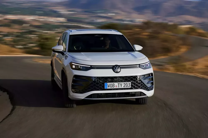 Volkswagen Tayron sẽ chính thức ra mắt tại thị trường Úc vào tháng 9 tới nhằm thay thế cho Tiguan Allspace. Mẫu xe này nằm giữa hai người anh em là Tiguan 5 chỗ và Touareg trong dòng sản phẩm của Volkswagen. Giống như người tiền nhiệm Tiguan Allspace, Volkswagen Tayron về cơ bản là phiên bản kéo dài của Tiguan.