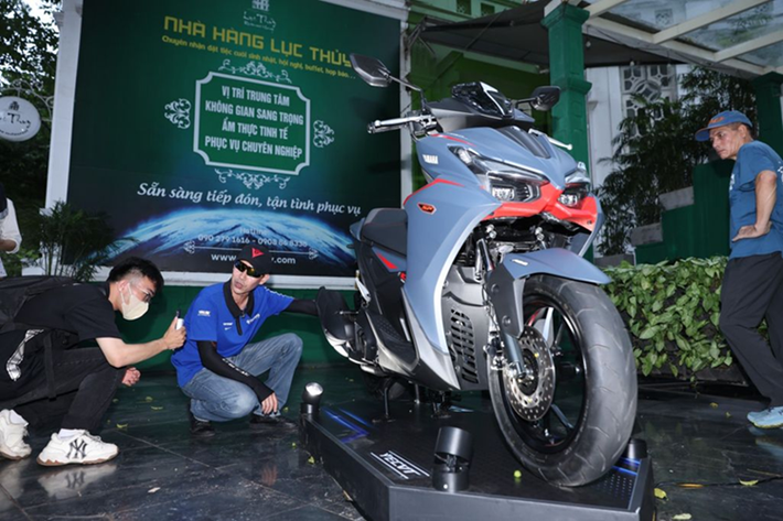 Xe cũng được trang bị chìa khóa thông minh (smartkey) và hệ thống phanh ABS bánh trước, đây là tính năng vốn được đánh giá cao về độ an toàn trong phân khúc. Yamaha NVX 155 2025 vẫn được trang bị khối động cơ xăng Blue Core 155cc, xi-lanh đơn, làm mát bằng dung dịch, tích hợp công nghệ van biến thiên VVA.