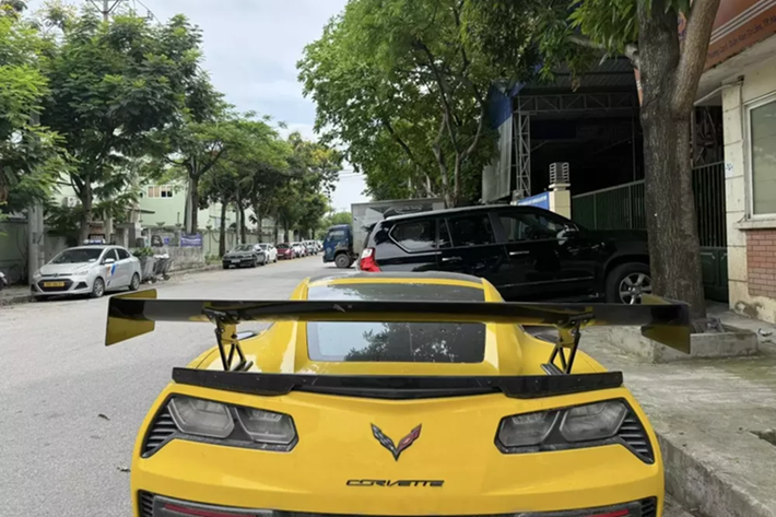 Nếu xe là Chevrolet Corvette C7 Stingray, nó sẽ được trang bị khối động cơ V8, dung tích 6.2 lít, sản sinh công suất tối đa 460 mã lực tại vòng tua máy 6.000 vòng phút và mô-men xoắn cực đại 630 Nm tại vòng tua 4.600 vòng phút.