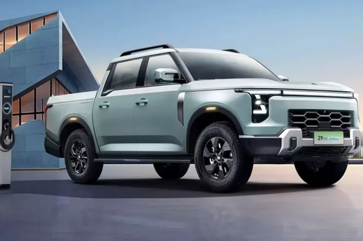 Với chiều dài 5.494 mm và chiều dài cơ sở 3.300 mm, Zhengzhou Nissan Z9 GE PHEV nằm gọn trong phân khúc bán tải cỡ trung. Xe chỉ có cấu hình cabin kép 5 chỗ với thùng sau dài 1.520 mm. Bên trong xe, Zhengzhou Nissan Z9 sở hữu trang bị vượt trội so với tầm giá.