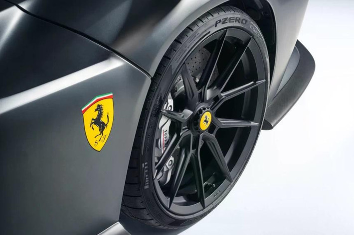 Novitec cung cấp 3 thiết kế mâm forged từ Vossen. Với phiên bản NF10, xe sở hữu cơ cấu 5 chấu kép với khóa trung tâm, kích thước 20 inch ở cầu trước và 21 inch ở cầu sau.