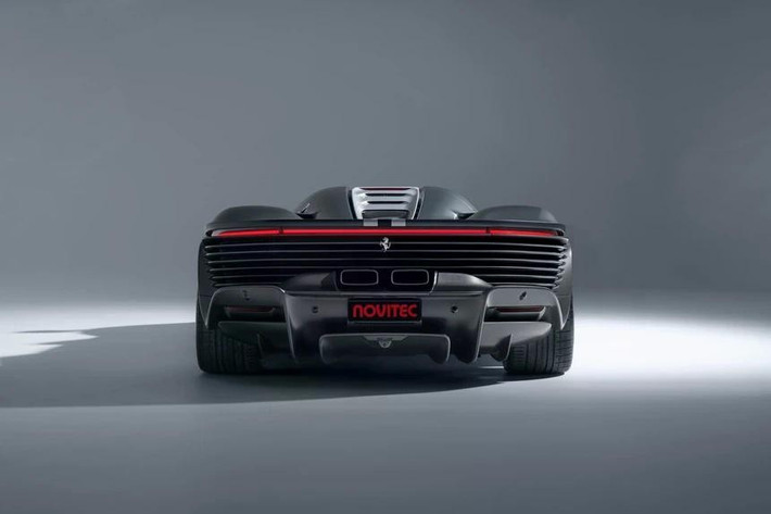 Toàn bộ hệ thống xả được cách nhiệt hoàn toàn nhằm giảm nhiệt khoang động cơ và cải thiện độ ổn định. Tùy chọn mạ vàng 999 cho toàn bộ ống xả để tản nhiệt tốt hơn.