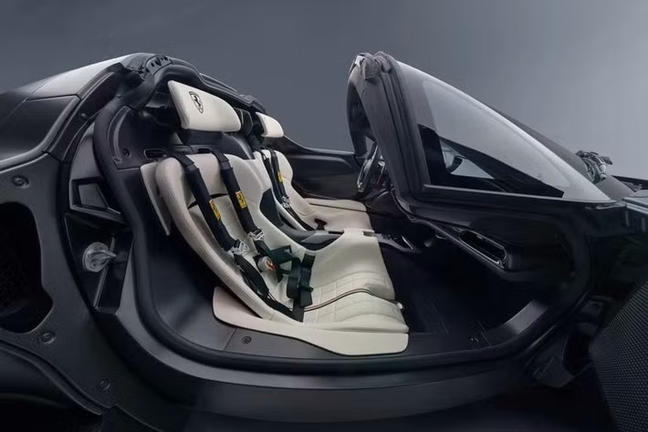 Nội thất của siêu xe Ferrari Daytona SP3 cũng được cá nhân hóa với da cao cấp và Alcantara, vốn được chế tác theo phương pháp thủ công với độ chính xác cao.