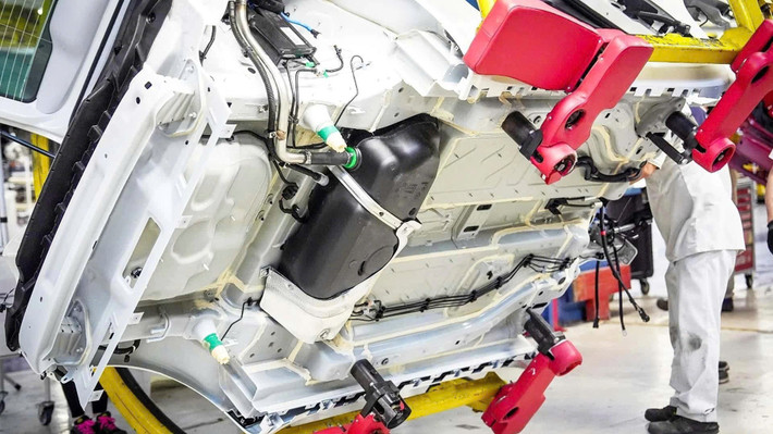 Đặc biệt, chiếc xe còn được trang bị hệ thống thông tin giải trí Uconnect 5 với màn hình cảm ứng 10,25 inch, hỗ trợ Apple CarPlay và Android Auto. Các tính năng hỗ trợ lái xe tiên tiến như phanh khẩn cấp tự động, hỗ trợ giữ làn đường và nhận diện biển báo giao thông cũng sẽ là những điểm cộng đáng chú ý.