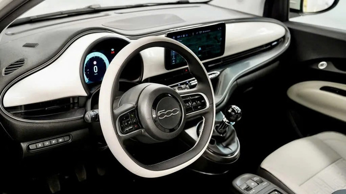 Fiat 500 Hybrid sẽ có mức giá khởi điểm từ 17.000 EUR (khoảng 20.000 USD), mở ra cơ hội sở hữu một chiếc xe tiết kiệm nhiên liệu và thân thiện với môi trường cho nhiều đối tượng khách hàng.