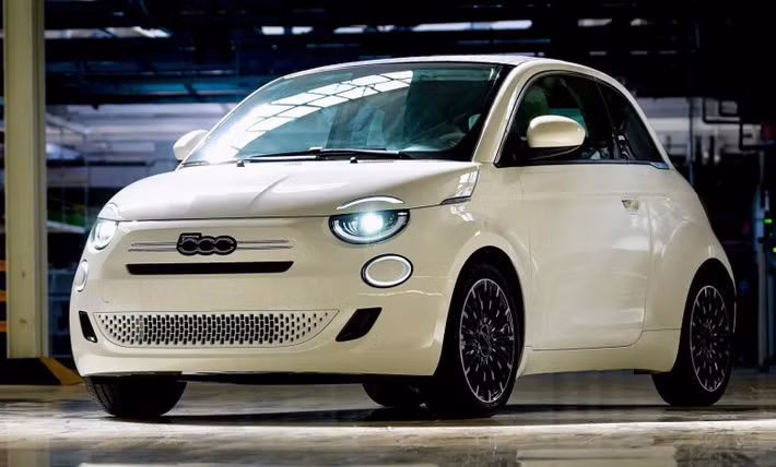 Hôm nay, Fiat chính thức giới thiệu phiên bản hybrid của mẫu xe 500, đánh dấu sự trở lại đầy ấn tượng của chiếc xe thành phố biểu tượng tại thị trường Ý. Với thiết kế cổ điển đặc trưng cùng những cải tiến về công nghệ, Fiat 500 Hybrid hứa hẹn sẽ mang đến trải nghiệm lái thú vị và tiết kiệm nhiên liệu cho người tiêu dùng.