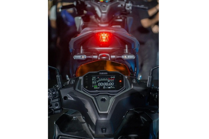 Ngoài ra, công nghệ Y-Shift với ba mức điều chỉnh phản hồi gồm low, medium, high cho phép người lái chủ động chọn kiểu truyền động phù hợp. Chẳng hạn, khi đổ đèo, người dùng có thể chọn mức độ truyền động cao hơn để tận dụng lực hãm của động cơ, giảm phụ thuộc vào phanh và hạn chế nguy cơ bó phanh.