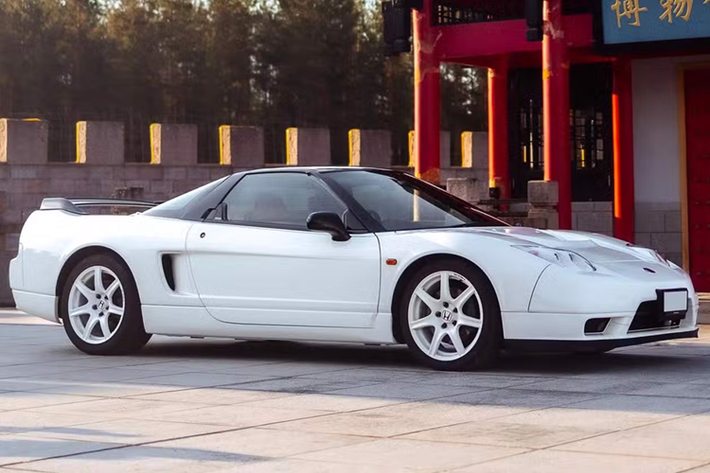 Siêu xe Honda NSX-R đời 2003 được bán tại phiên đấu giá Concorso d'Eleganza Villa d'Este gần đây của Broad Arrow với giá 934.375 euro, tương đương hơn 1,064 triệu USD quy đổi 27,1 tỷ đồng.