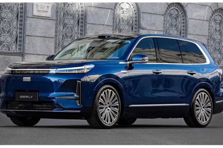 So với hai "người anh em" thiên về phong cách hầm hố, Geely Galaxy M9 lại có thiết kế hài hòa và phổ thông hơn. Phần đầu xe nổi bật với dải đèn LED kéo dài toàn chiều ngang, tích hợp cụm đèn pha dạng projector và hiệu ứng “bầu trời sao” đặc trưng được lặp lại ở đuôi xe với tổng cộng 816 bóng LED.