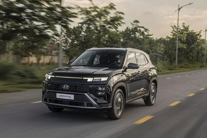 Ở bên sườn, mẫu SUV cỡ B này không thay đổi nhiều về mặt thiết kế, trừ vành la-zăng. Mâm của Hyundai Creta 2025 sẽ có đường kính 17 inch ở bản thấp và 18 inch ở bản N Line. Trong khi đó, khu vực phía sau có thêm cụm đèn hậu mới với thiết kế giống dải đèn LED định vị ban ngày.