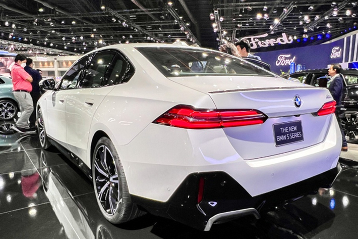 Trong khi đó, bản 520i tại thị trường châu Âu lại được trang bị máy 2.0L mild hybrid, công suất 205 mã lực, mô-men xoắn 330 Nm. Bản 530i được trang bị động cơ 2.0L mild hybrid, công suất 255 mã lực, mô-men xoắn 400 Nm. Nhiều khả năng hai bản 520i và 530i sẽ được bán tại Việt Nam.