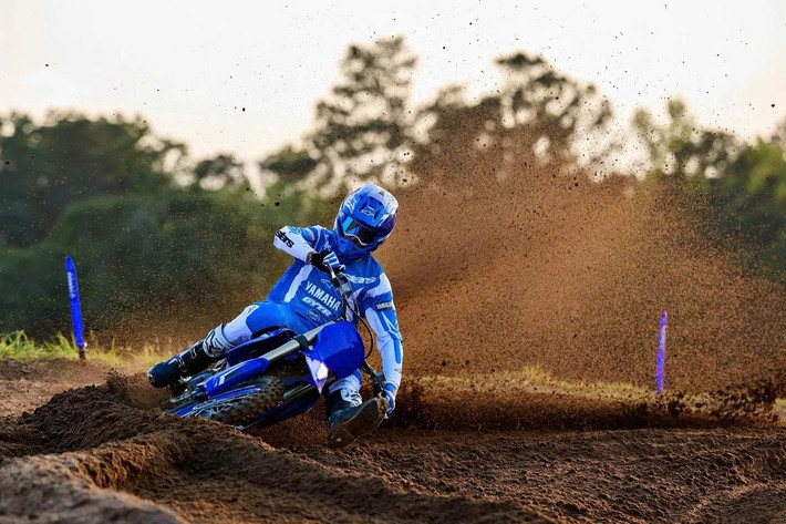 Điểm nổi bật đầu tiên đến từ khung sườn được thiết kế lại hoàn toàn, tối ưu độ cứng và độ uốn theo từng vùng chịu lực. Hệ thống treo KYB cũng được nâng cấp với phuộc trước 48mm và giảm xóc sau hiệu năng cao, cho khả năng xử lý linh hoạt hơn khi vào cua hoặc tiếp đất ở tốc độ lớn.