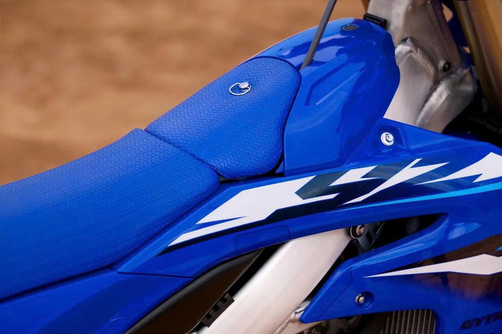 Không thể không nhắc đến phần công nghệ. Yamaha đã tích hợp ứng dụng Power Tuner App thế hệ mới, cho phép người dùng tùy chỉnh bản đồ động cơ, hệ thống kiểm soát lực kéo (traction control) và hỗ trợ xuất phát (launch control) chỉ bằng điện thoại. Đặc biệt, đây là lần đầu tiên mẫu xe được trang bị tính năng khóa ECU bằng mật khẩu qua điện thoại, tăng cường bảo mật khi xe để ngoài trường đua.