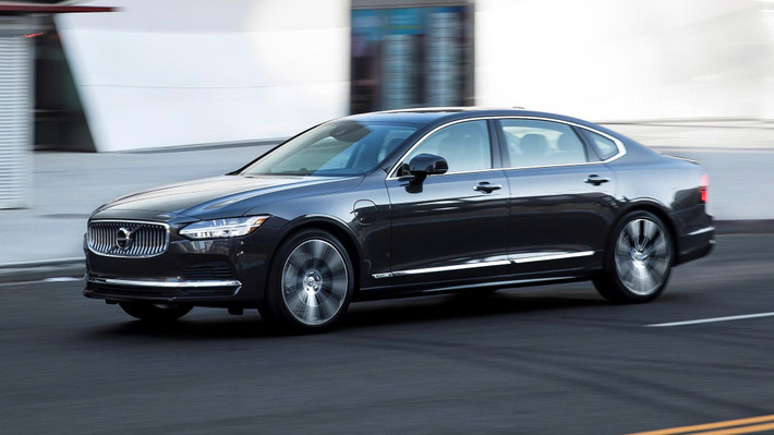 S90 từng được xem là đại diện cho sự tinh tế và tiện nghi đậm chất Bắc Âu, với thiết kế thanh lịch, nội thất cao cấp, động cơ mild-hybrid 2.0L 250 mã lực và hàng loạt tiện ích như ghế massage, âm thanh Bowers &amp; Wilkins, treo khí nén.