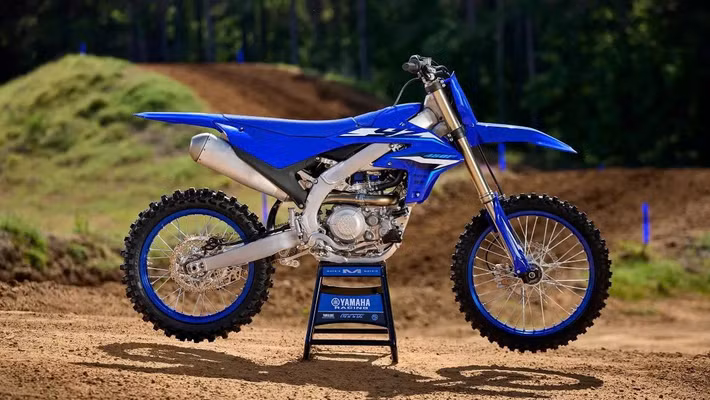 Yamaha vừa chính thức vén màn phiên bản YZ450F 2026, mẫu mô-tô địa hình đỉnh cao với hàng loạt cải tiến mang tính đột phá. Không chỉ mạnh hơn, mẫu xe còn được tinh chỉnh để dễ điều khiển hơn, linh hoạt hơn, hướng đến những tay lái muốn duy trì tốc độ cao trong thời gian dài mà vẫn cảm thấy tự tin và kiểm soát.