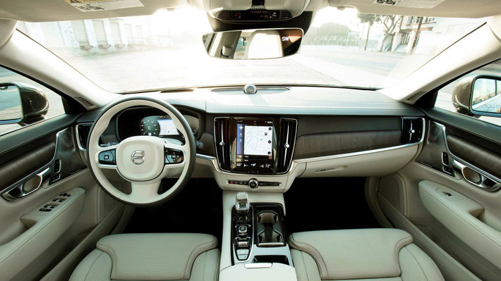 Trong khi đó tại Việt Nam, Volvo S90 vẫn được phân phối chính hãng với hai phiên bản gồm Ultra (giá 2,269 tỷ đồng) và Plug-in Hybrid Ultra (giá 2,75 tỷ đồng), hướng đến nhóm khách hàng yêu thích sedan sang trọng, ít ồn ào nhưng tinh tế.