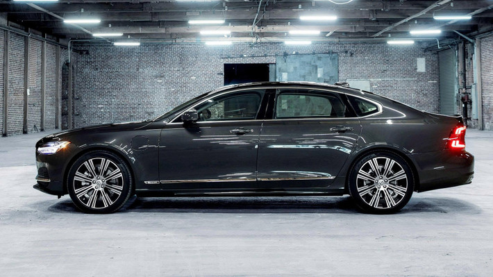 Volvo không tung ra bản nâng cấp nào cho S90 kể từ bản facelift năm 2021, với giá bán gần 79.000 USD tại Ấn Độ, dẫn đến doanh số ngày càng sụt giảm và không đủ sức cạnh tranh trong phân khúc sedan cao cấp.