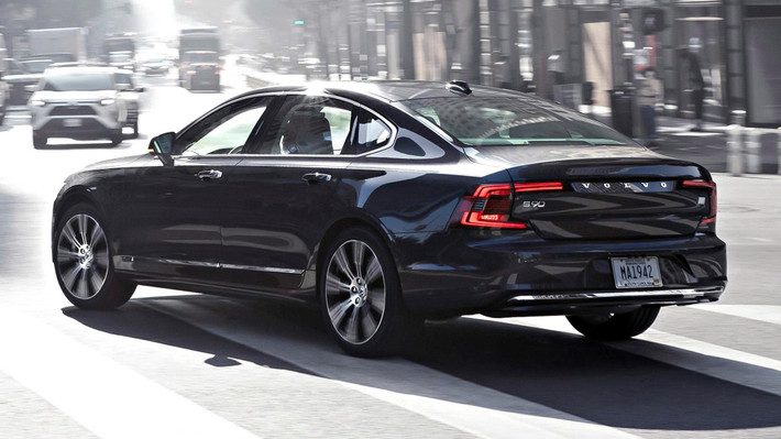 Tuy nhiên, trước sức ép từ những đối thủ như Mercedes-Benz E-Class và BMW 5-Series liên tục được nâng cấp mạnh mẽ, S90 dần tụt lại phía sau cả về trang bị lẫn lựa chọn hệ truyền động.