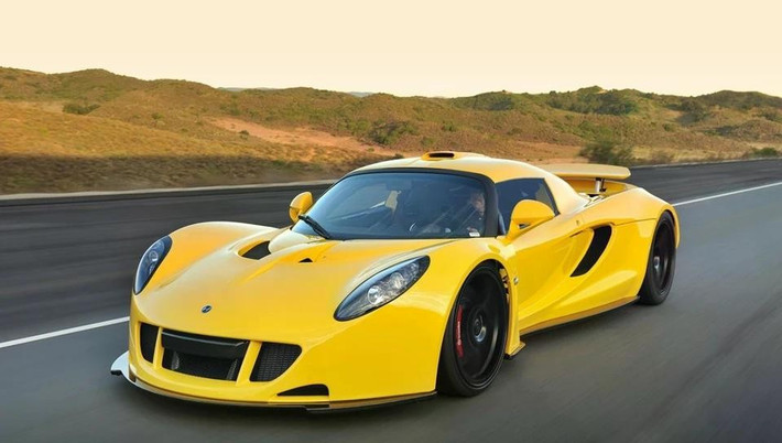 Siêu xe Hennessey Venom GT sở hữu động cơ V8 7.0L tăng áp kép, công suất 1.244 mã lực. Mẫu xe từng đạt tốc độ 435 km/h năm 2014, trở thành một trong những “quái thú” nhanh nhất thế giới.
