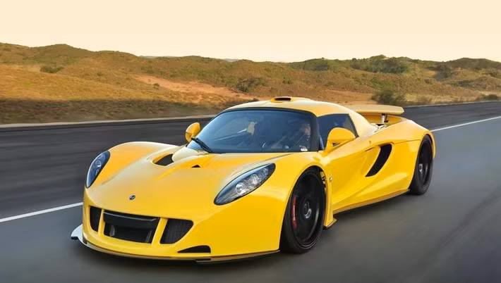 Siêu xe Hennessey Venom GT sở hữu động cơ V8 7.0L tăng áp kép, công suất 1.244 mã lực. Mẫu xe từng đạt tốc độ 435 km/h năm 2014, trở thành một trong những “quái thú” nhanh nhất thế giới.