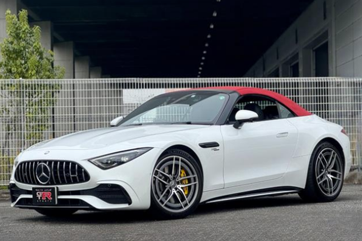 Mercedes-AMG SL43 hiện đang được bán giá chính hãng gần 7 tỷ đồng, chưa bao gồm các chi phí lăn bánh có thể khiến xe sau khi hoàn thành các thủ tục lên đến gần 8 tỷ đồng. Mẫu xe này có nhiều công nghệ rất thú vị, và còn là bản mui trần, nên nhanh chóng được các đại gia Việt mua về trải nghiệm.