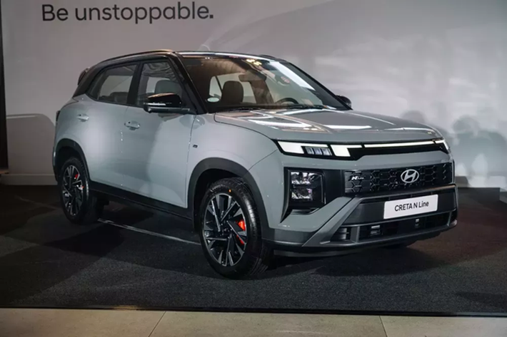 Phần đuôi xe loại bỏ thiết kế đèn hậu rối mắt trước đây, thay vào đó là dải đèn LED chạy ngang cửa cốp với đồ họa chữ H. Các màu ngoại thất của Hyundai Creta 2025 bản thường tại thị trường Philippines bao gồm xanh Slate Blue Pearl, bạc Magnetic Silver, đen Midnight Black Pearl và trắng Creamy White Pearl.