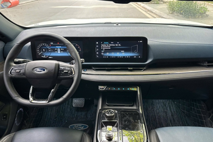 Ford Territory được định vị ở phân khúc CUV cỡ C, cạnh tranh trực tiếp với Mazda CX-5, Honda CR-V, Hyundai Tucson và Kia Sportage. Trong số này, Mazda CX-5 hiện là mẫu xe bán chạy nhất, thường xuyên dẫn đầu doanh số toàn phân khúc.