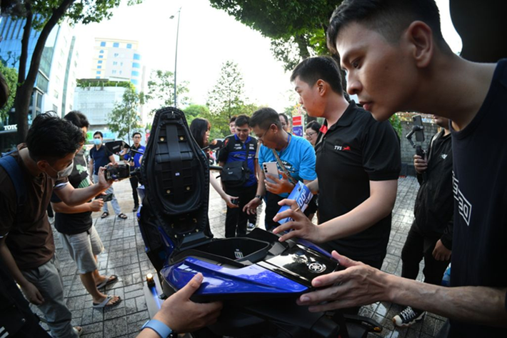 Động cơ này sản sinh công suất 15,4 mã lực tại tua máy 8.000 vòng/phút. Điểm nâng cấp quan trọng nhất nằm ở hộp số vô cấp điều khiển điện tử YECVT, thay vì chỉ dựa vào lực ly tâm như hộp số CVT truyền thống, hệ thống mới bổ sung một mô-tơ điện nhỏ để điều khiển nồi trước.