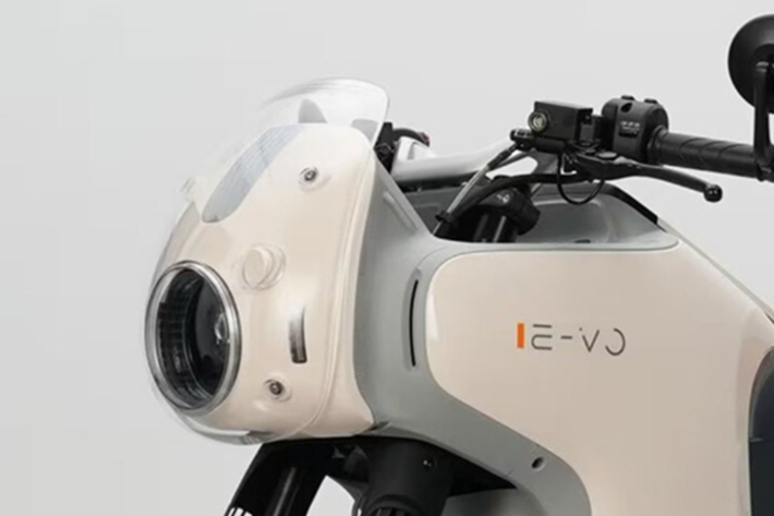 Tay lái dạng clip-on thường thấy trên các dòng sportbike, tuy nhiên Honda đã chọn cách hạ thấp yên xe thay vì tay lái, nhằm giữ tư thế ngồi thoải mái hơn, phù hợp với nhu cầu đi phố thường ngày.