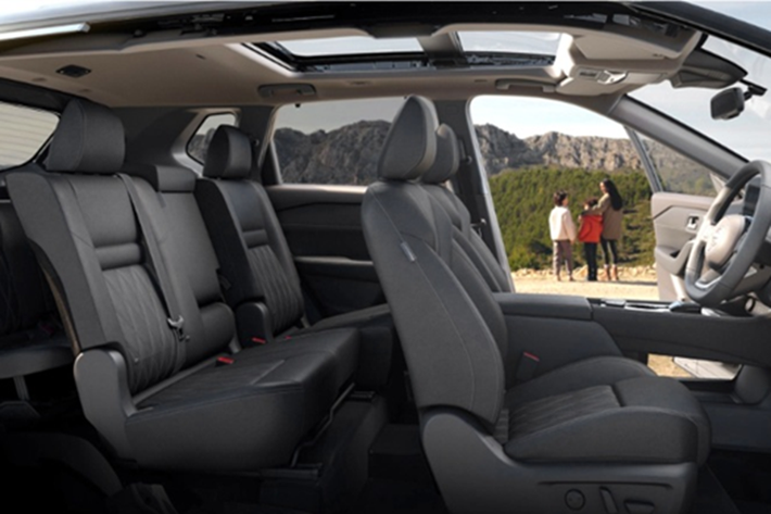 Về kích thước, X-Trail thế hệ mới có chiều dài 4.660 mm, rộng 1.840 mm, cao 1.720 mm và chiều dài cơ sở 2.706 mm, kích thước này có phần tăng nhẹ so với thế hệ tiền nhiệm. Xe được thiết kế với cấu hình 7 chỗ ngồi (3 hàng ghế), đáp ứng nhu cầu sử dụng gia đình hoặc dịch vụ cao cấp.