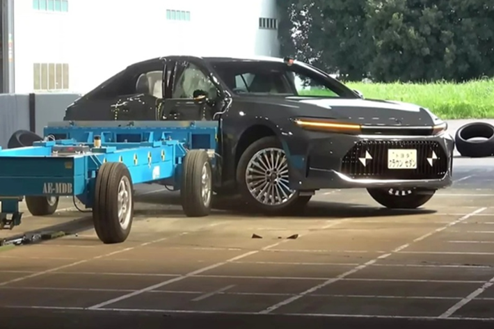 Các bài thử nghiệm do NASVA thực hiện được thiết kế nhằm mô phỏng các tình huống va chạm thực tế ở vận tốc 50 km/h, đồng thời đánh giá toàn diện khả năng bảo vệ người lái, hành khách, người đi bộ cũng như hiệu quả của các hệ thống hỗ trợ lái nâng cao (ADAS) cả ban ngày lẫn ban đêm.