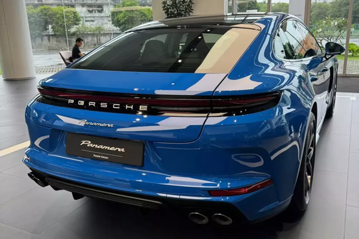 Về vận hành, Panamera thế hệ mới đánh dấu lần đầu tiên được trang bị hệ truyền động e-hybrid với pin dung lượng 25,9 kWh, giúp tăng hiệu suất vận hành, mở rộng phạm vi chạy điện và rút ngắn thời gian sạc.