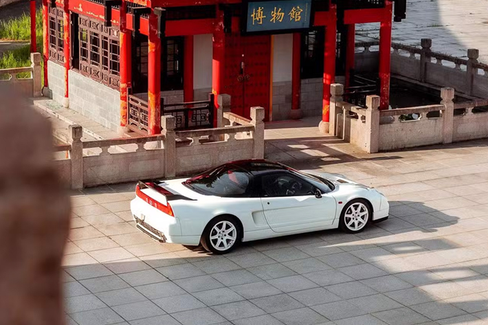 Chiếc NSX có ngoại thất màu trắng Championship White, mâm BBS và nội thất bọc da lộn Alcantara đỏ. Đây là lần đầu tiên siêu xe động cơ giữa mang tính biểu tượng của Honda/Acura đạt mức giá bảy con số, trong khi các mẫu trước đó thường chỉ được bán với giá từ 300.000 USD đến 500.000 USD.