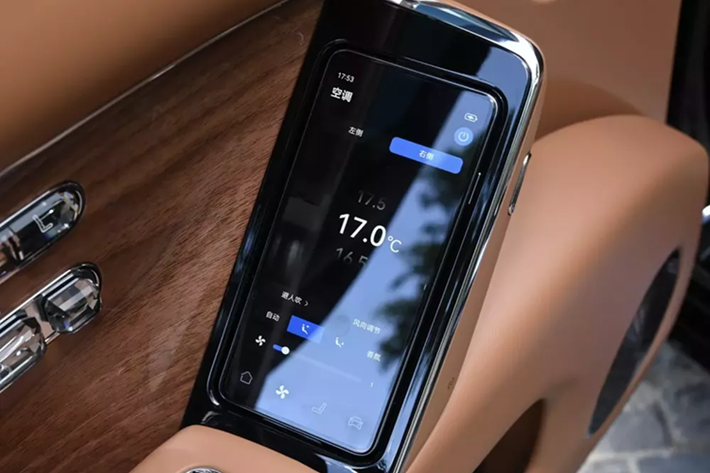 An toàn là điểm nhấn nổi bật của Maextro S800. Ứng dụng kiến trúc an toàn Xuanwu của Huawei, hơn 92% thân xe được làm từ thép cường độ siêu cao và nhôm. Bên cạnh đó là pin với 5 lớp bảo vệ phía dưới và công nghệ ngăn ngừa quá nhiệt lan rộng. Huawei và CATL khẳng định thiết kế pin của mẫu xe này vượt các quy định an toàn mới nhất của Trung Quốc.