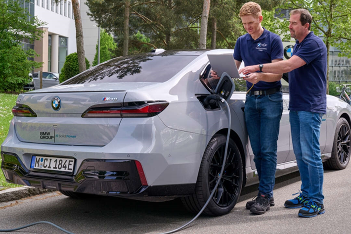 Cả hai bên đã đồng ý tăng cường quan hệ đối tác của họ vào cuối năm 2022, khi BMW sẽ vận hành một dây chuyền nguyên mẫu pin rắn tại CMCC (Trung tâm năng lực sản xuất pin) ở Parsdorf.