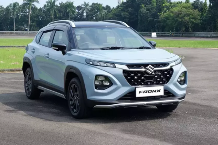 Khác với những mẫu SUV hạng A đang bán ở Việt Nam như Kia Sonet hay Toyota Raize, Suzuki Fronx mang trên mình thiết kế SUV lai Coupe phong cách và mượt mà hơn. Xe được trang bị hệ thống đèn nhiều tầng phía trước với dải đèn LED định vị ban ngày kiêm đèn báo rẽ nằm phía trên và đèn pha chính bên dưới.