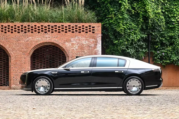 Được phát triển trên nền tảng Turing II Longxing, S800 là một mẫu sedan hạng sang cỡ lớn. Xe có kích thước dài x rộng x cao lần lượt 5.480 x 2.000 x 1.536 mm và chiều dài cơ sở 3.370 mm, vượt trội so với Mercedes-Maybach S-Class.