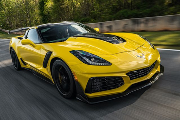 Động cơ kết hợp cùng hộp số tự động 7 cấp, nhờ đó, Chevrolet Corvette C7 Stingray chỉ mất khoảng thời gian 3,7 giây để tăng tốc lên 100 km/h từ vị trí xuất phát.