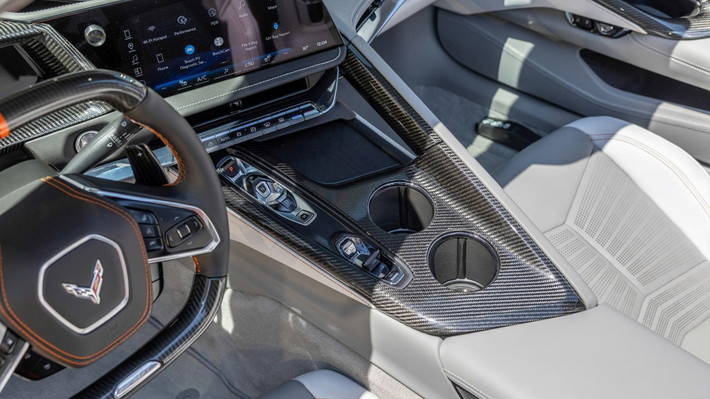 Trong khi đó, để sở hữu một chiếc SF90 hay Revuelto, người mua phải bỏ ra ít nhất gấp đôi. Chevrolet đang làm điều mà ít hãng xe nào dám nghĩ tới: đem hypercar đến gần hơn với mặt đất, mà vẫn giữ trọn tinh thần tốc độ và sự ngông cuồng đặc trưng của nước Mỹ.