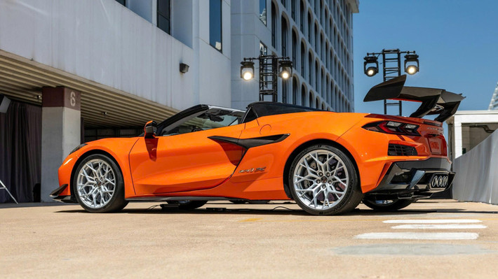 Cấu hình hybrid này thậm chí cho phép xe vận hành hoàn toàn bằng điện trong phạm vi 4–5 km, lý tưởng cho những lần rời nhà vào sáng sớm mà không đánh thức cả khu phố điều mà các "thú máy" khác khó lòng làm được.