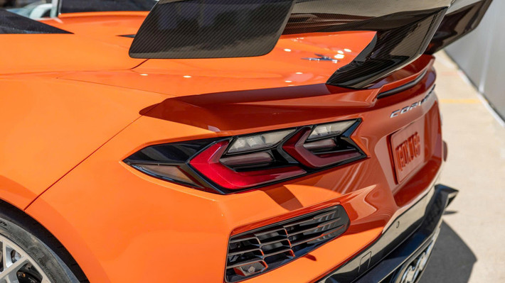 Để khống chế cỗ máy đầy uy lực này, Chevrolet trang bị hàng loạt công nghệ điều khiển tối tân như Performance Traction Management Pro, vector mô-men xoắn điện tử, kiểm soát lực phanh trước chủ động và launch control thế hệ mới. Trải nghiệm lái không chỉ là sức mạnh, đó là độ chính xác, sự kiểm soát và cả cảm giác tin tưởng tuyệt đối khi vào cua ở tốc độ cao.