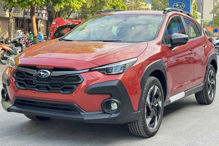 Trong khi đó, thiết kế của Subaru Crosstrek mang hơi hướng cứng cáp và thể thao. Trang bị của xe khá phong phú với hệ thống đèn LED, bộ vành hợp kim 18 inch, ghế lái chỉnh điện 10 hướng, ghế phụ chỉnh điện 8 hướng, vô lăng 3 chấu tích hợp phím chức năng, bảng đồng hồ analog với màn hình hiển thị đa thông tin